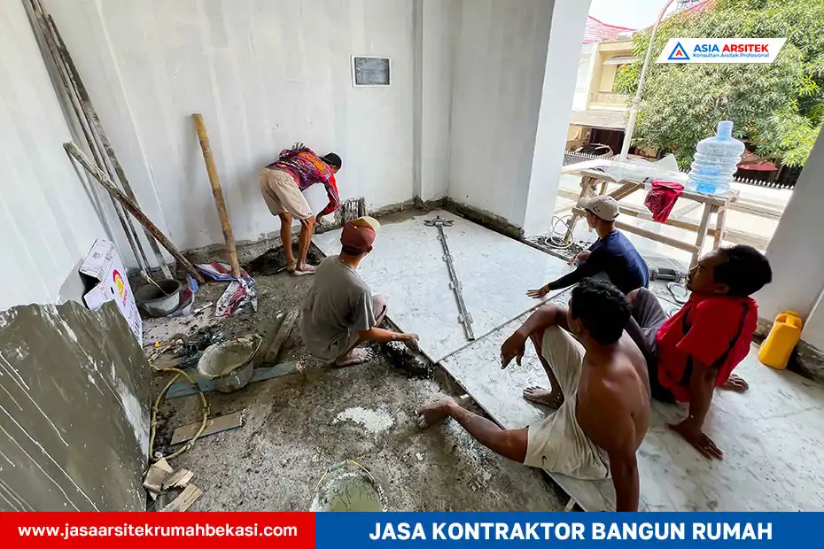 Tukang memasang lantai marmer putih di ruang tamu rumah tropis mewah - Jasa Kontraktor Bangunan di Bekasi Selatan