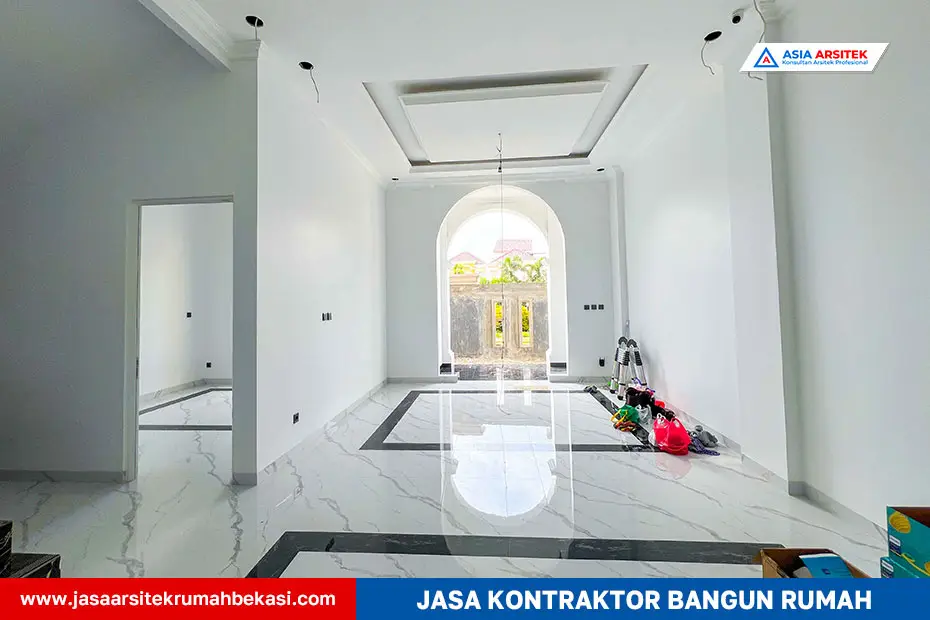 Interior rumah tropis modern dua lantai dengan langit-langit tinggi, ventilasi alami, dan lantai marmer mewah