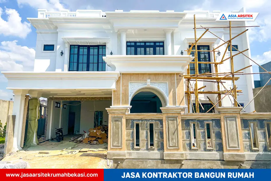 Fasad rumah tropis modern 2 lantai dengan elemen kaca besar, kisi vertikal, dan tampilan minimalis elegan