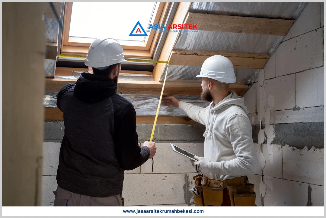 Tips Hemat Bangun Rumah dengan Jasa Kontraktor Bangunan Bekasi – Pekerja konstruksi membangun rumah dengan material hemat biaya namun berkualitas