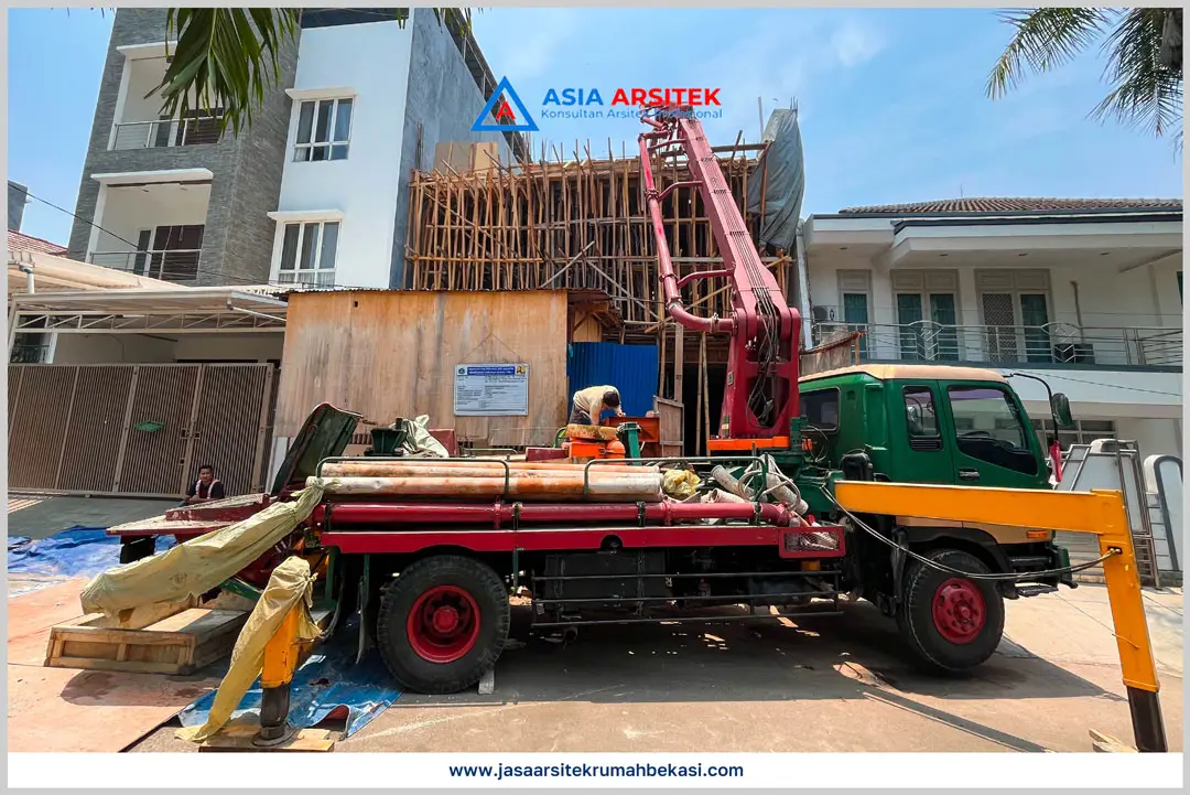 Tips Hemat Bangun Rumah dengan Jasa Kontraktor Bangunan Bekasi – Pekerja konstruksi membangun rumah dengan material hemat biaya namun berkualitas