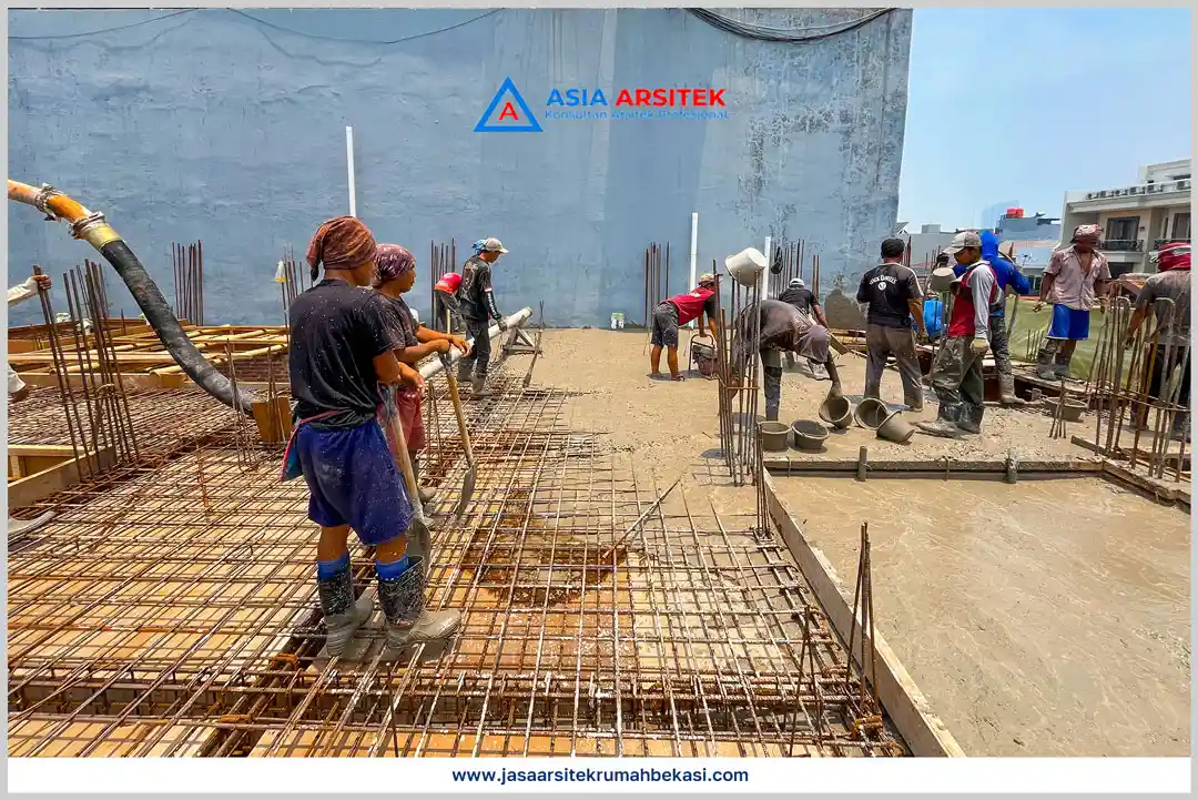 Tips Hemat Bangun Rumah dengan Jasa Kontraktor Bangunan Bekasi – Pekerja konstruksi membangun rumah dengan material hemat biaya namun berkualitas